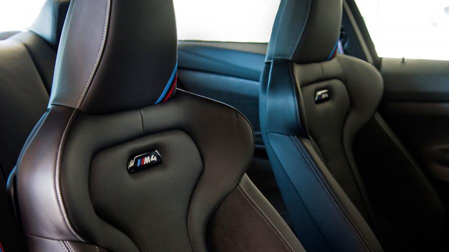 Детали интерьера BMW M4 CS (F82) 2017 года  (AU) (фото 14 из 19)
